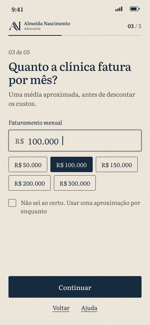 Formulário no celular: a pergunta Quanto a clínica fatura por mês?, com atalhos de valor e o botão Continuar