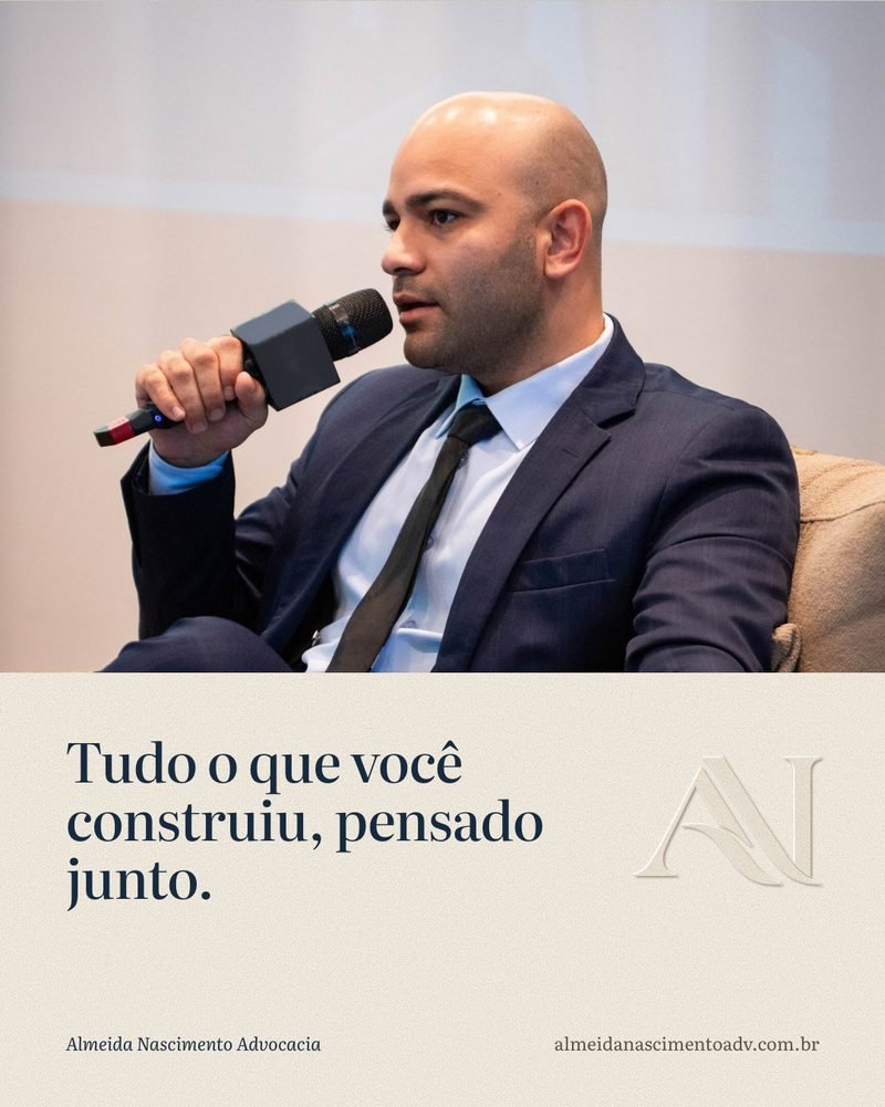 Post: foto do Caio ao microfone e a frase Tudo o que você construiu, pensado junto