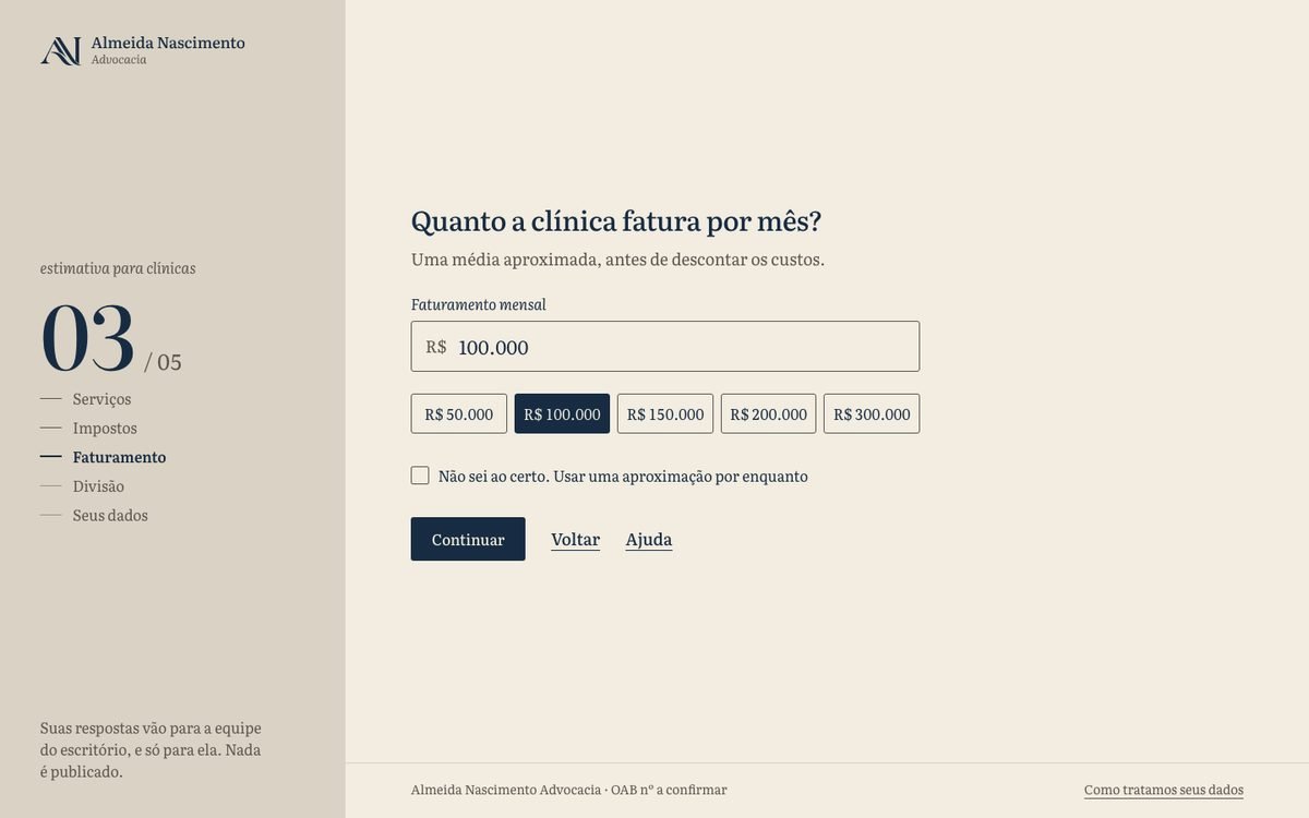 Formulário de equiparação no computador: trilho em Pedra à esquerda com o contador e as cinco etapas, e a pergunta sobre o faturamento da clínica à direita