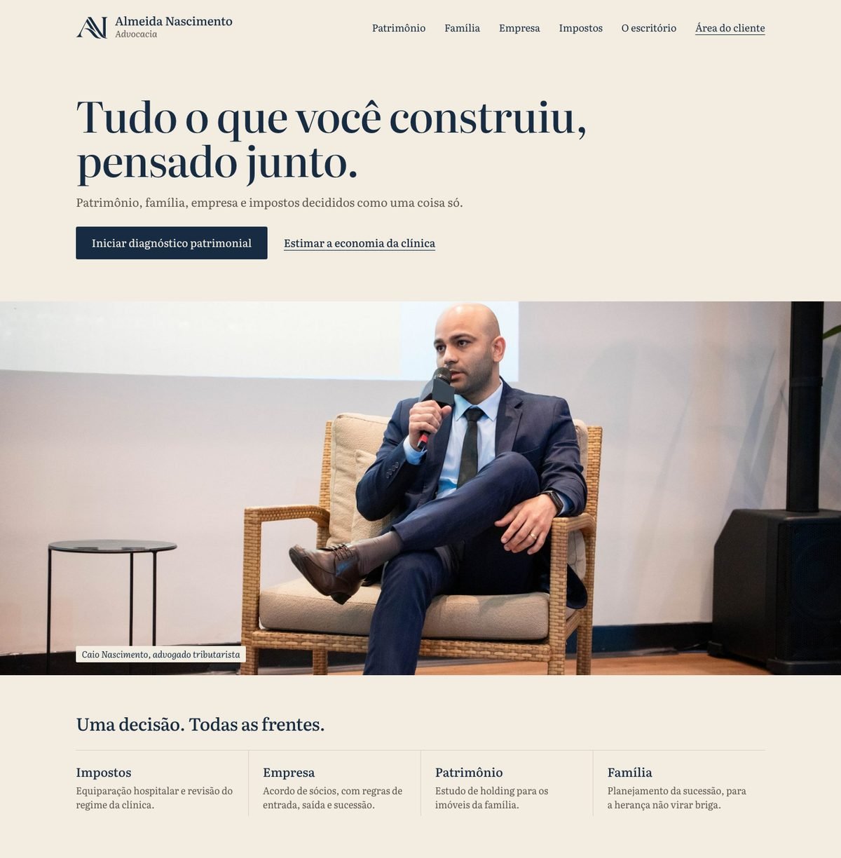 Topo do site: assinatura e menu, o título Tudo o que você construiu, pensado junto, a frase, o botão e o link, a foto do Caio em faixa e as quatro frentes