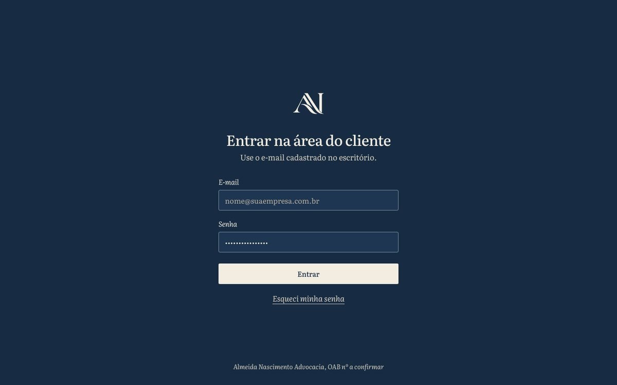 Entrada da área do cliente no tema escuro: chão Capa, monograma e textos em Algodão, botão Entrar em Algodão