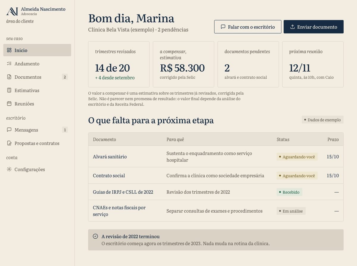 Início da área do cliente no tema claro: menu lateral com a assinatura, título, quatro indicadores e a lista de documentos